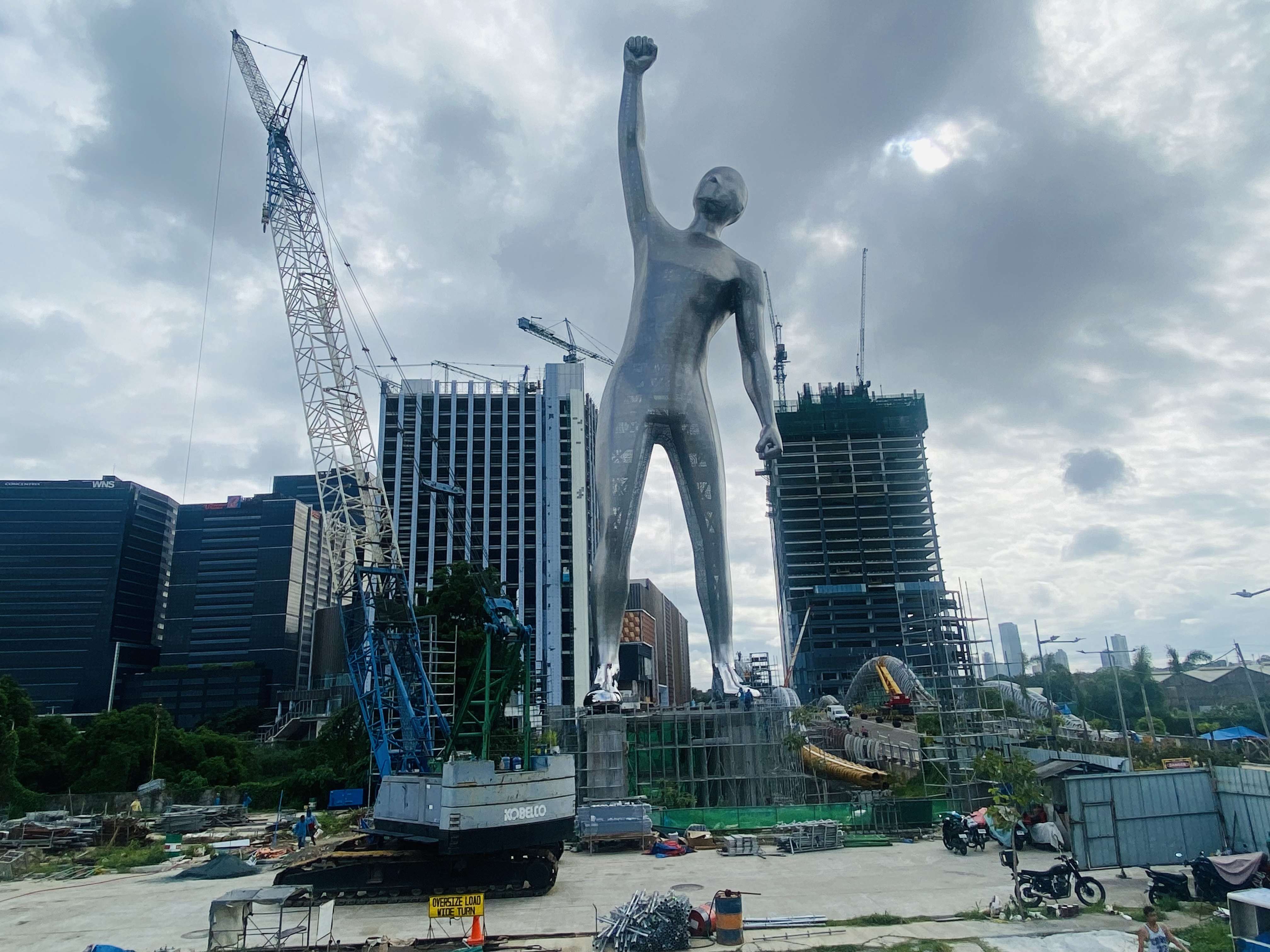 60m high Victor statue has been installed successfully.