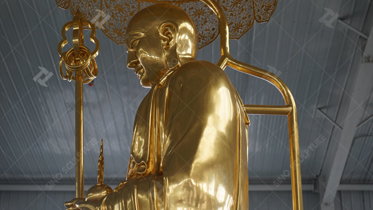 Gold gilding of the casting bronze Buddha statue in Sino sculpture foundry