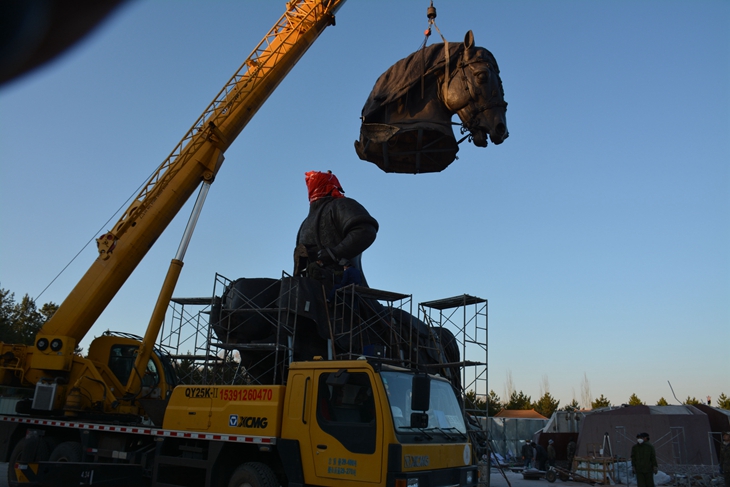 Installation of a large bronze casting horse sculpture