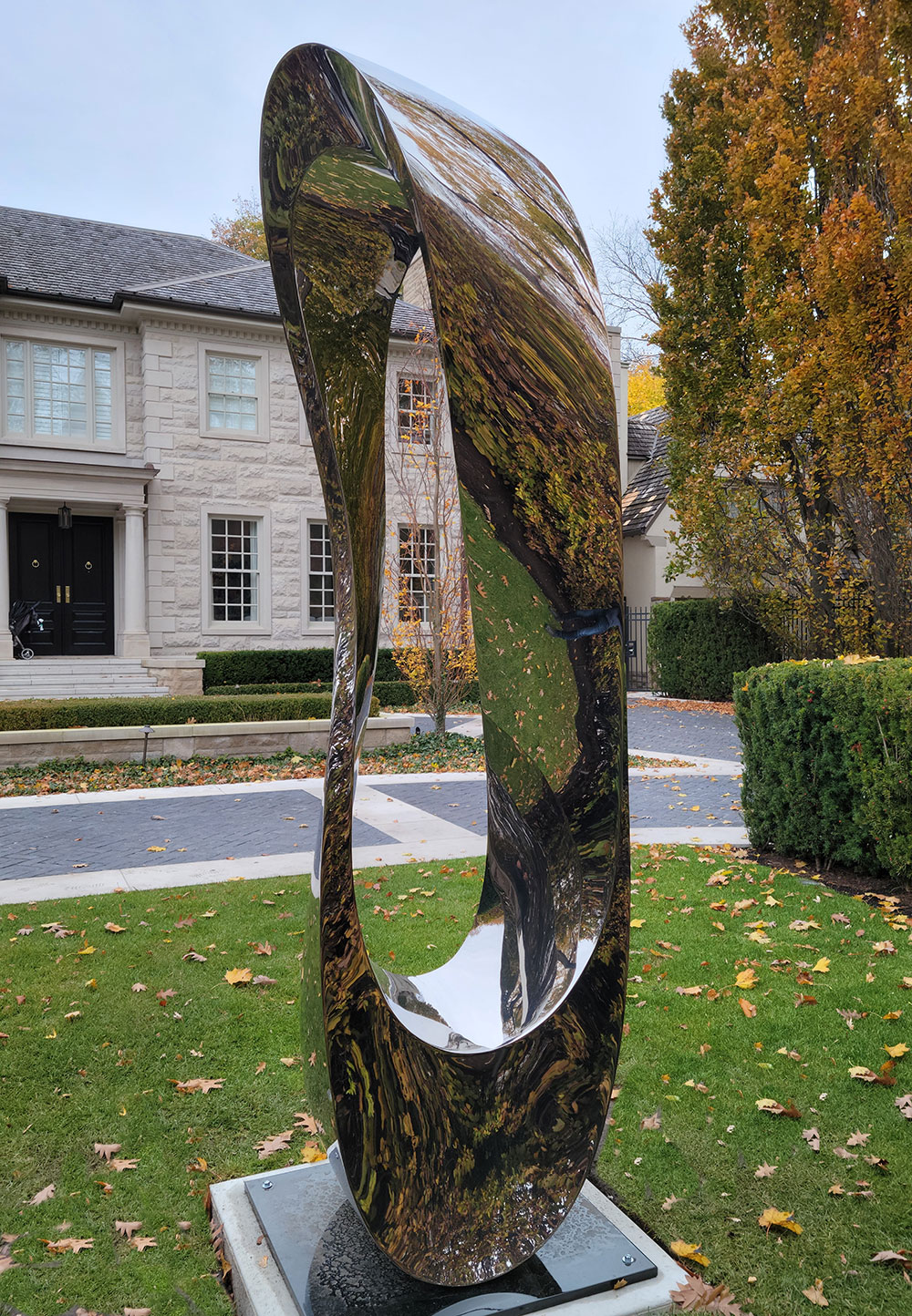 Jeremy Guy’s newest series of Mobius sculptures in mirror-polished stainless steel 