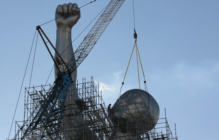 Site Installation of the large scale steel The Victor sculpture