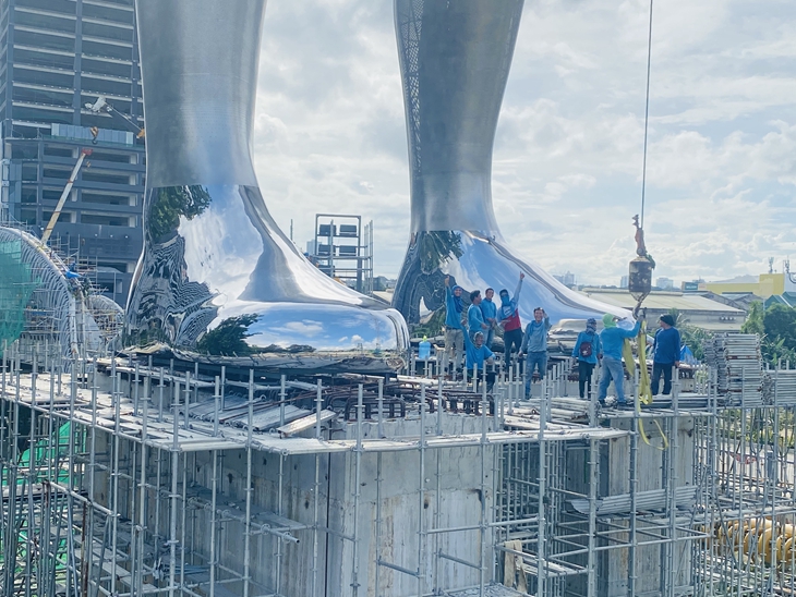 Large Mirroring Steel Feet of the 55.5m high The Victor