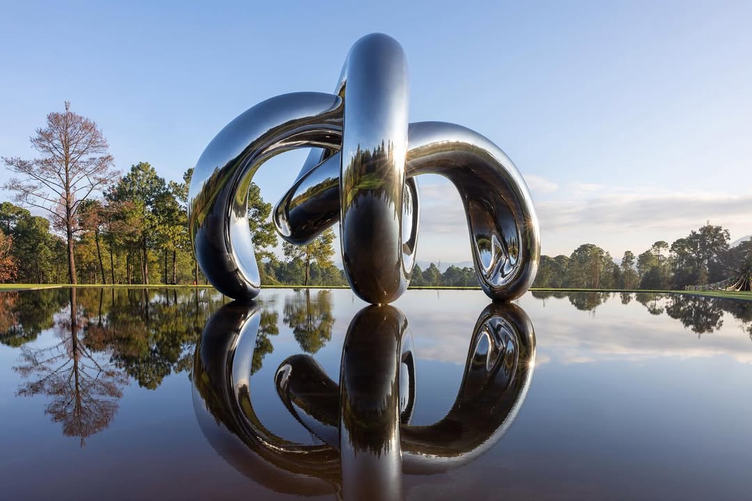 Vortex" Sculpture Captivates with Hypnotic Reflections in Mexican Landscape