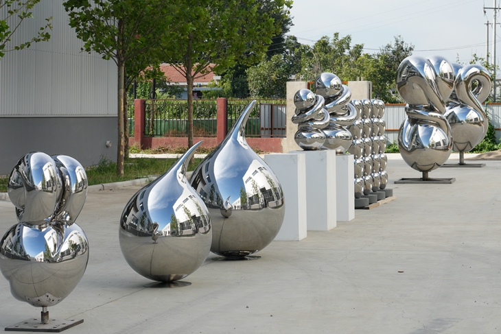 Sculptor Richard Hudson’s Mirror-Polished Stainless Steel Sculpture Collection