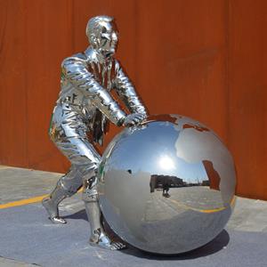 Casting Mirror Stainless Steel Statue with Globe Pushing