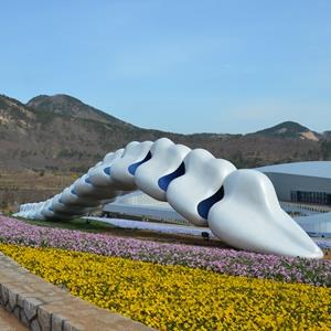 The Outdoor stainless steel Urban sculpture,The Earth Backbone by artist 