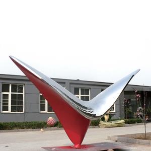 Stainless steel sculpture with mirror polishing and lacquer coated